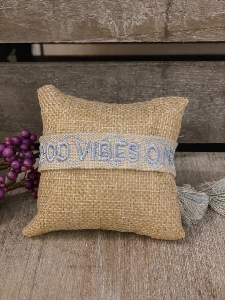 Webarmband "Good Vibes Only" in verschiedenen Farben